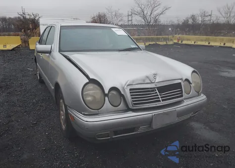 1998 Mercedes-Benz E 320 z USA, uszkodzony, nr VIN WDBJF65F7WA448949